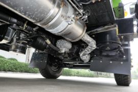 风驰&nbsp;垃圾运输车底盘图片