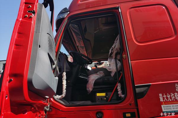 重汽TH7拥有更华丽的外观,更舒适的内部空间,上海集鑫有售!