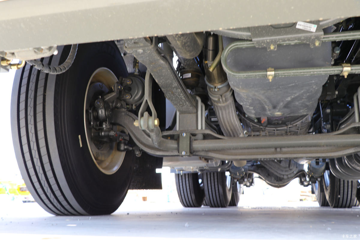 HOWO T7H牵引车底盘图片