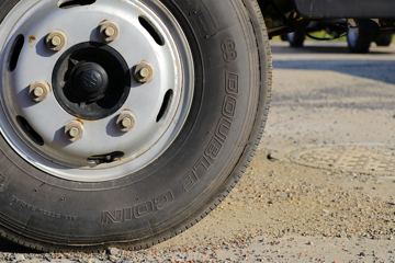 Ծ�� ����X300 ������ 110���� 4X2 3.3����ж��ͼƬ