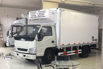 江铃 顺达宽体 129马力 4X2 4.04米冷藏车(国六)(中骥牌)(ZJQ5043XLC)