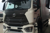 中国重汽 豪瀚N5W中卡 220马力 4X2 7.8米厢式载货车(国六)