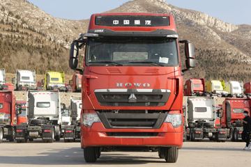 中国重汽 HOWO T7H重卡 440马力 8X4 9.5米仓栅式载货车(ZZ5317CCYV466HE1)