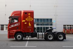 青岛解放 JH6⁺重卡 生活舱版 550马力 6X4 AMT自动挡牵引车(CA4250P33K25T1E5A80)