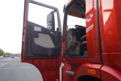 青岛解放 JH6⁺重卡 生活舱版 550马力 6X4 AMT自动挡牵引车(CA4250P33K25T1E5A80)