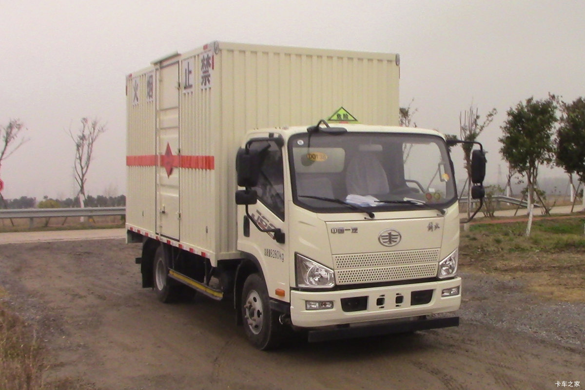 一汽解放 J6F 150马力 4X2 4.15米易燃气体厢式运输车