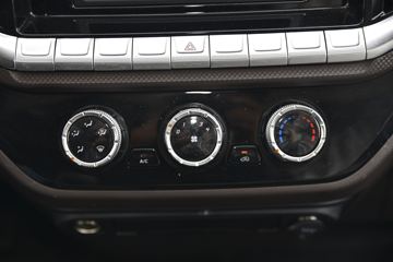 江铃 新款顺达 116马力 4X2 4.13米冷藏车(JMT5042XLCXG26)驾驶室图片