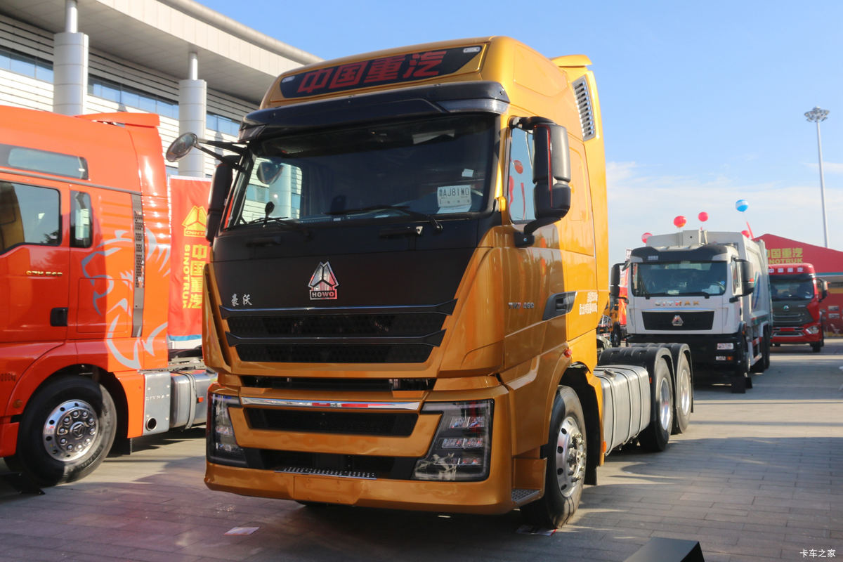中国重汽 HOWO T7H重卡 460马力 6X4 LNG AMT自动挡牵引车(国六)