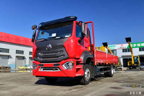 中国重汽 豪瀚N5W中卡 220马力 4X2 6.75米栏板载货车(ZZ1185K5113E1)