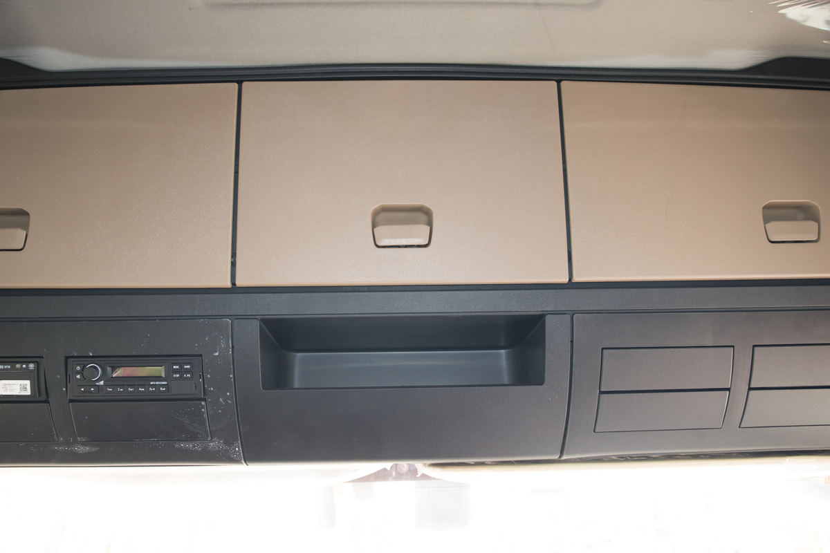 �й����� ���N5W�п� 220���� 4X2 6.75�ײ�դʽ�ػ�����ʻ��                                               