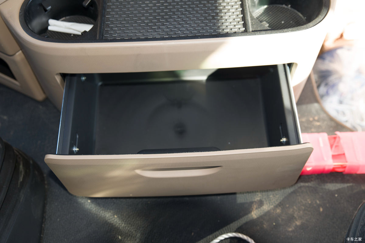 �й����� ���N5W�п� 220���� 4X2 6.75�ײ�դʽ�ػ�����ʻ��                                               