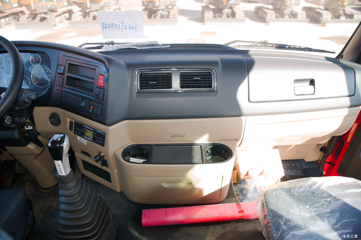 �й����� ���N5W�п� 220���� 4X2 6.75�ײ�դʽ�ػ�����ʻ��                                               