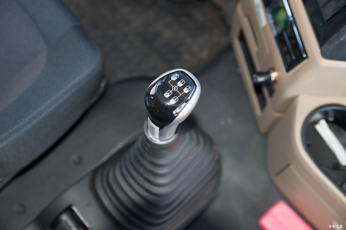 �й����� ���N5W�п� 220���� 4X2 6.75�ײ�դʽ�ػ�����ʻ��                                               