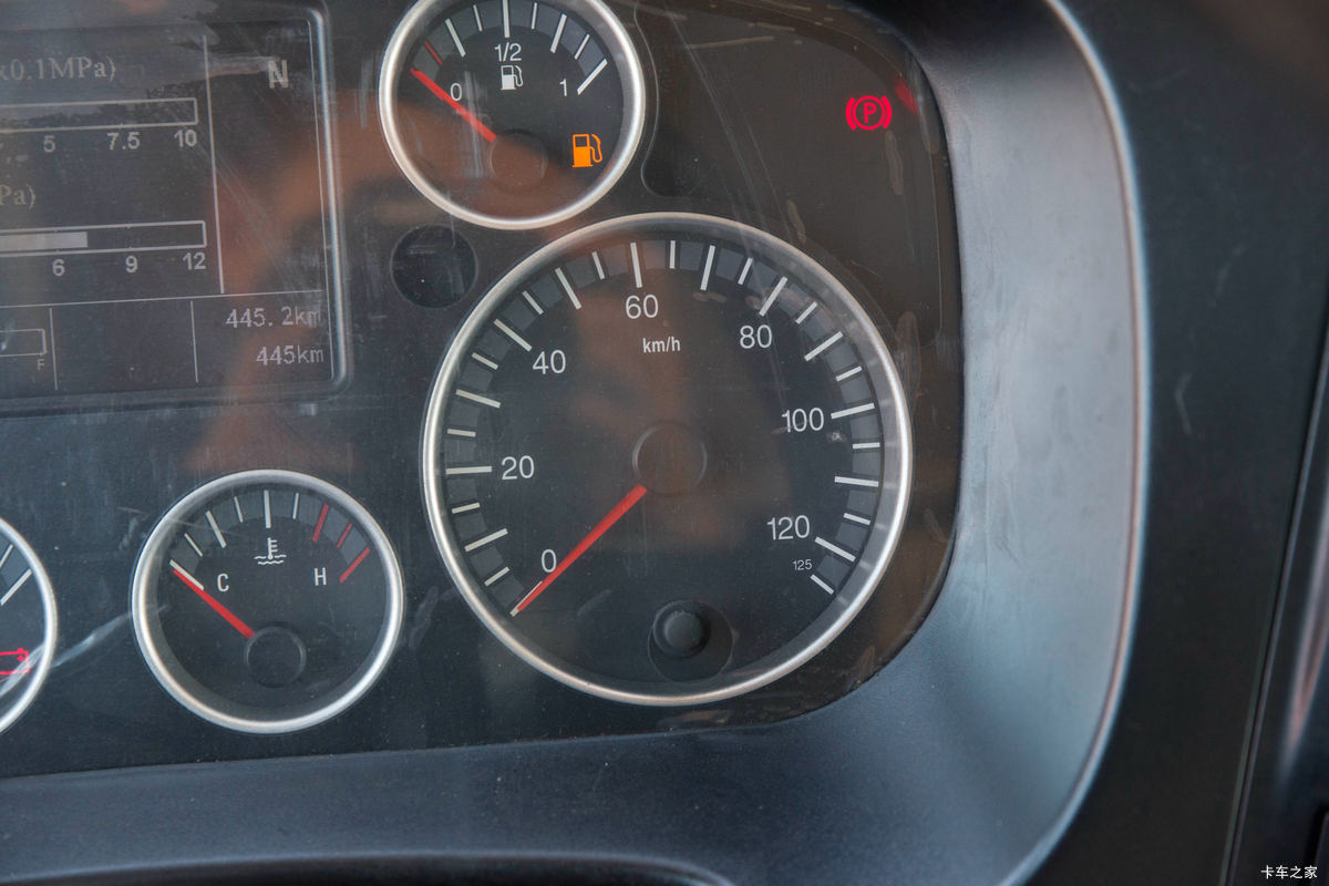 �й����� ���N5W�п� 220���� 4X2 6.75�ײ�դʽ�ػ�����ʻ��                                               