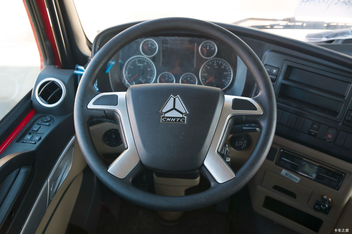 �й����� ���N5W�п� 220���� 4X2 6.75�ײ�դʽ�ػ�����ʻ��                                               
