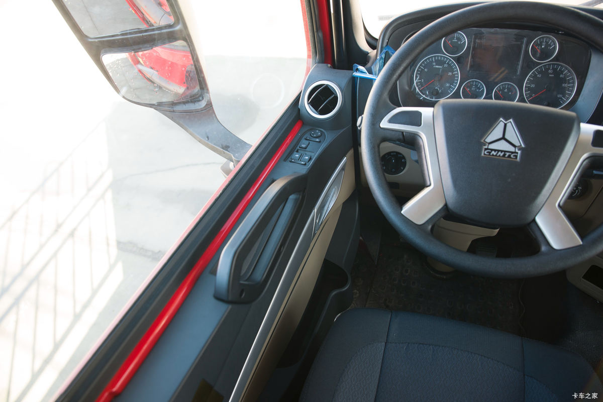 �й����� ���N5W�п� 220���� 4X2 6.75�ײ�դʽ�ػ�����ʻ��                                               