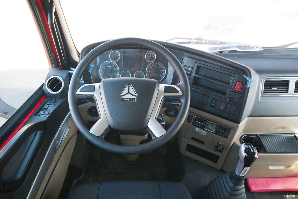 �й����� ���N5W�п� 220���� 4X2 6.75�ײ�դʽ�ػ�����ʻ��                                               