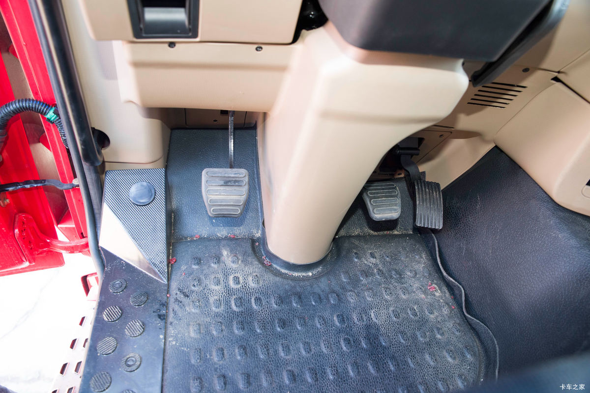 �й����� ���N5W�п� 220���� 4X2 6.75�ײ�դʽ�ػ�����ʻ��                                               