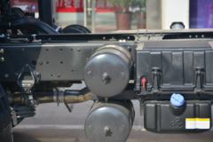 东风柳汽 乘龙H5中卡 270马力 4X2 9.6米厢式载货车(9T后桥)(LZ5180XXYM5AB)