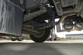 重汽汕德卡底盘&nbsp;清洗车底盘图片