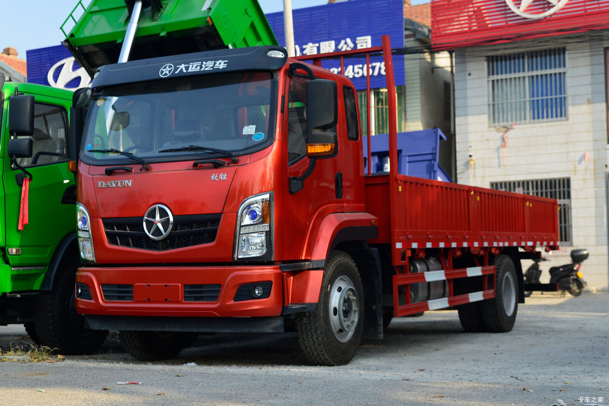 湖北大运 致胜 标载型 220马力 4X2 6.75米栏板载货车