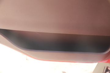 长征汽车 凤凰C5重卡 400马力 6X4牵引车(CZ4251SU45)驾驶室图片