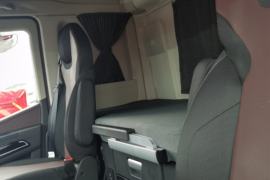 杰狮&nbsp;中置轴车辆运输车驾驶室图片