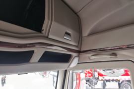 杰狮&nbsp;中置轴车辆运输车驾驶室图片