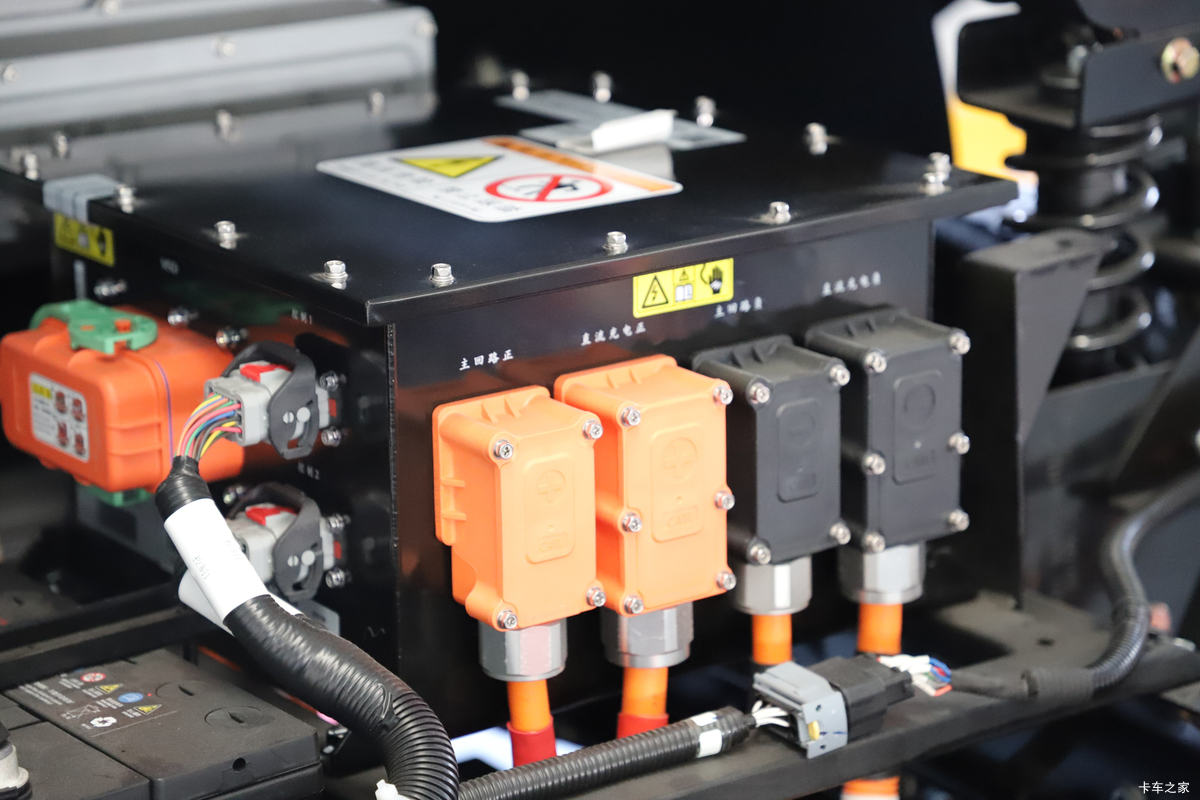 【图】玉柴新能源 EC301 4.5T 单排纯电动冷藏车(YCE5040XLCBEV)_实拍图片_1085647_卡车之家