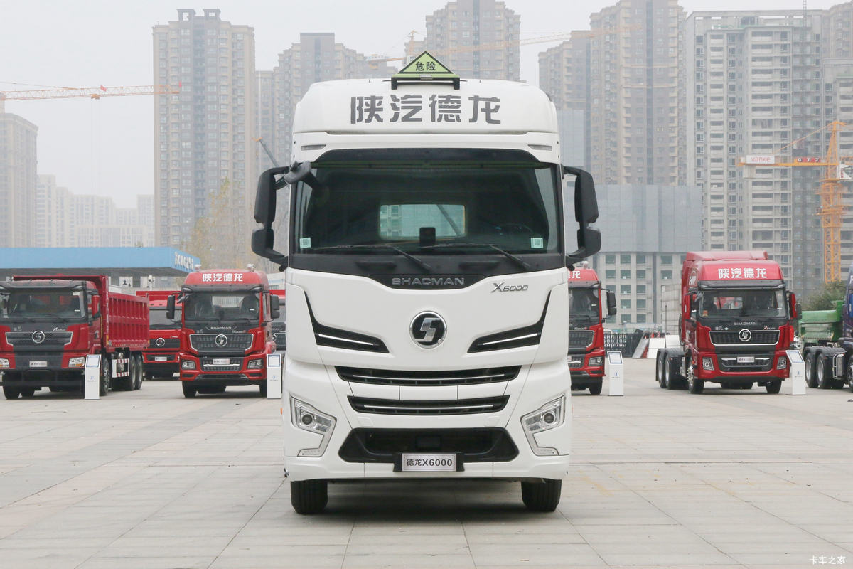 陕汽重卡 德龙X6000 危运经典版 560马力 6X4 AMT自动档危险品牵引车