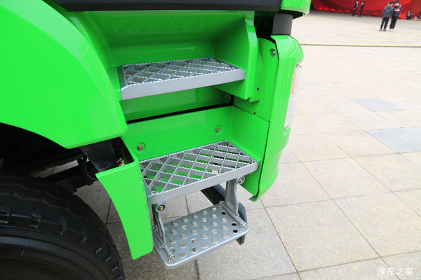 一汽解放J6P 领航版 12.5L柴油 560马力 8X4 一汽解放12档 8.2米自卸车