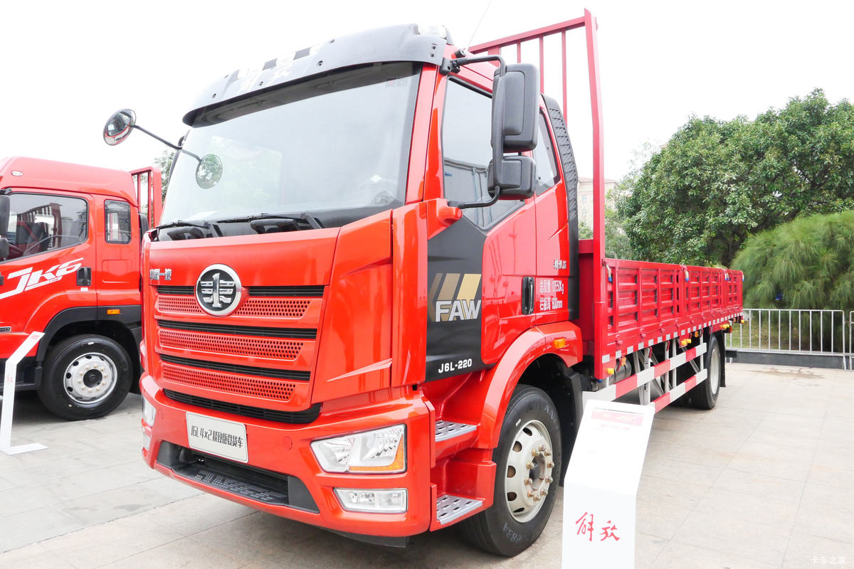 一汽解放 J6L中卡 精致版 220马力 4X2 6.75米栏板载货车(国六)