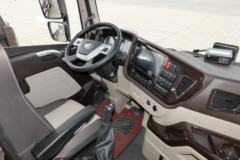 青岛解放 JH6 领航版 460马力 8X4 9.4米冷藏车(CA5320XLCP25K2L7T4E6A80)