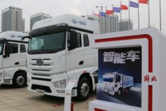 一汽解放 J7重卡 6X4 L2 级智能牵引车
