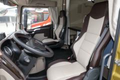 青岛解放 JH6⁺ 生活舱版 560马力 6X4 AMT自动挡牵引车(国六)(CA4250P33K25T1E6A80)