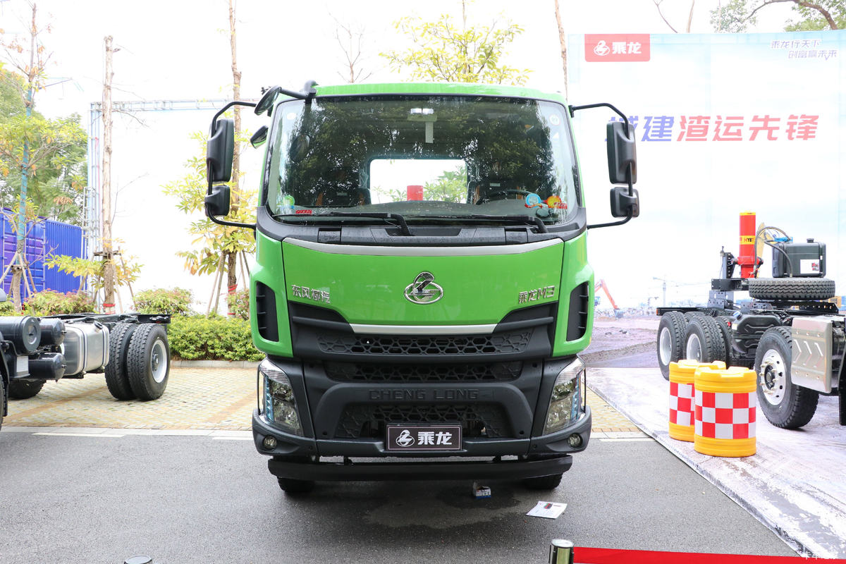 东风柳汽 新乘龙M3 245马力 6X2 5.2米自卸车(300后桥)