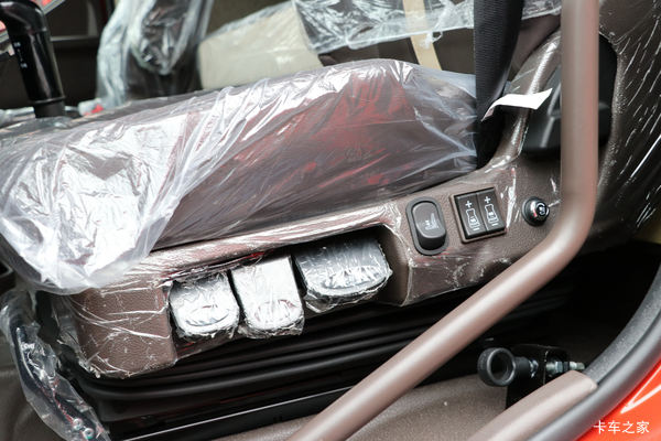 乘龙H7 330马力 6X2 载货车底盘(国六)优惠1.6万元