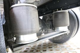 乘龙H7&nbsp;畜禽运输车底盘图片