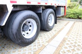 乘龙H7&nbsp;畜禽运输车底盘图片