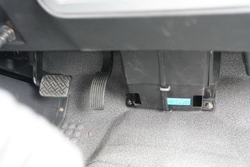 һ������ ��ž���1ϵ 84���� 4X2 3.73����ж��(CA3040K7L2E5-3)ͼƬ