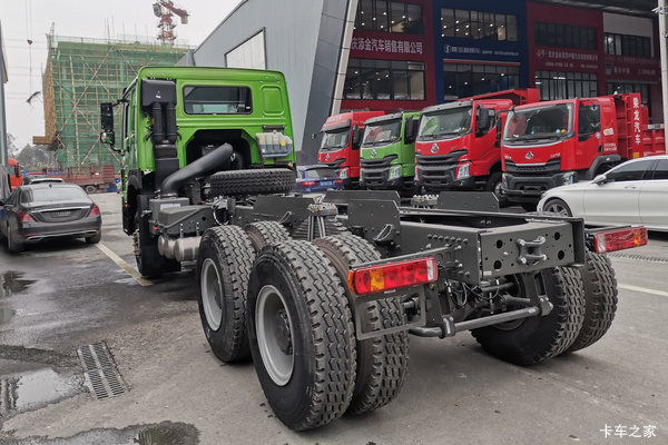 中国重汽成都商用车 豪沃V7重卡 440马力 8X4 8.6米