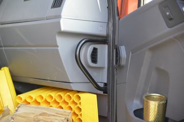 �ൺ��� ��V 220���� 6X2 6.8����ж��ͼƬ
