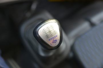 �ൺ��� ��V 220���� 6X2 6.8����ж��ͼƬ