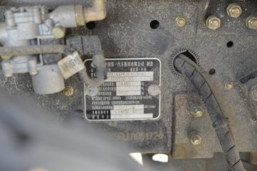 �ൺ��� ��V 220���� 6X2 6.8����ж��ͼƬ