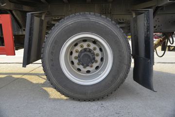 �ൺ��� ��V 220���� 6X2 6.8����ж��ͼƬ