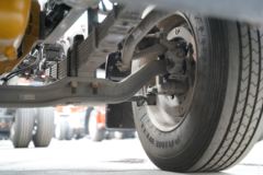 东风柳汽 乘龙H5中卡 240马力 4X2 6.8米仓栅式载货车(153后桥)(LZ5182CCYM3AB)