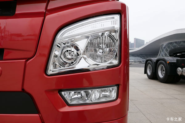 泰安银月解放大排半JH6460马力6*4牵引车钜惠2.8万元