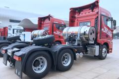 青岛解放 JH6重卡 领航版 470马力 6X4 LNG AMT自动档牵引车(国六)(CA4250P25K2T1NE6A80)
