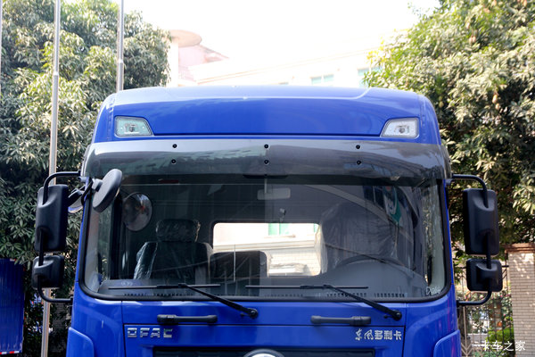 东风 多利卡D9 260马力 4X2 8米翼开启厢式载货车