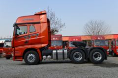 一汽解放 J7重卡 550马力 6X4 AMT自动挡牵引车(红色)(CA4250P77K25T1E5)